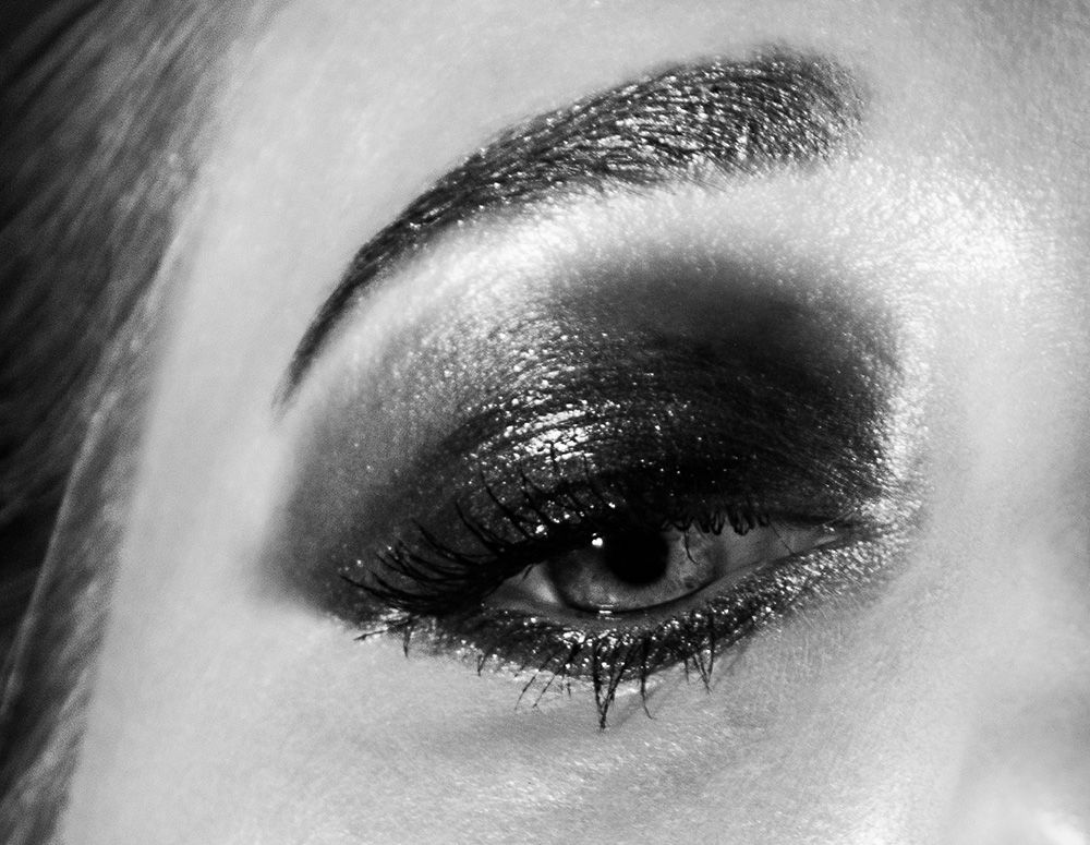 Girl with heavy dark glossy eye makeup. Alyssa Bryn Photography. Bryssa. Bryssa Blog.